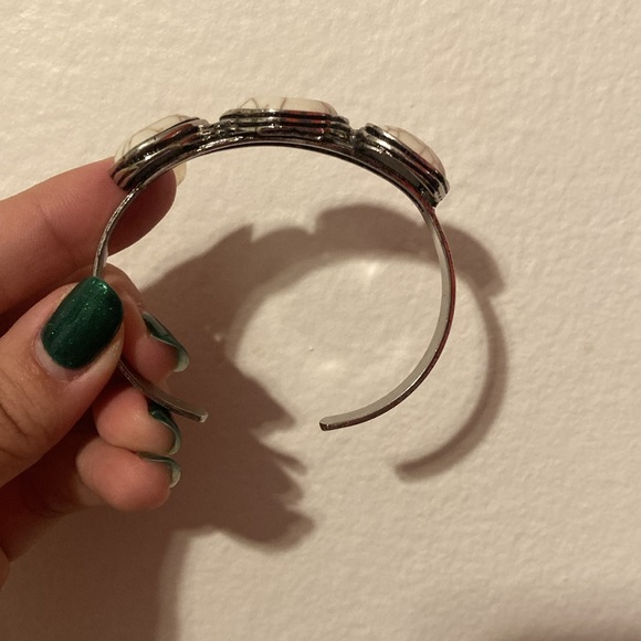 Cuff bracelet, silver and white, medium sized - Picture 3 of 3